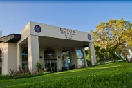 Entre los halagos al hotel de Colón y las quejas por el colectivo