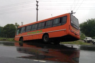 El chofer de un Exprebus con pasajeros perdió el control