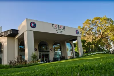 Entre los halagos al hotel de Colón y las quejas por el colectivo