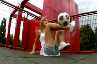 La reina del freestyle maneja la pelota como Messi, Ronaldo o Ronaldinho