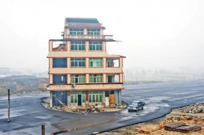 Se negaron a desalojar y la casa quedó en medio de la autopista