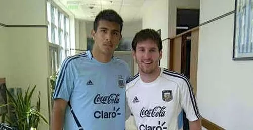 CON EL IDOLO. Contreras, que integra el Sub-17, ya se entrenó en Ezeiza junto a Lionel Messi. LA GACETA / ARCHIVO