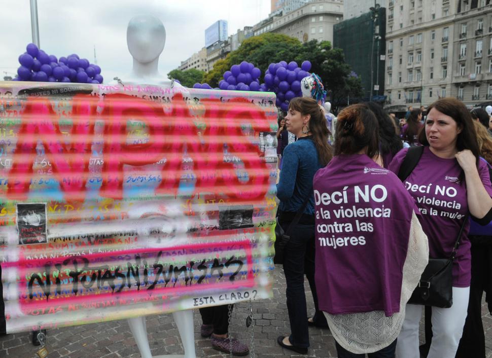 INTERVENCIÓN. Artístas plásticos de Buenos Aires se manifestaron contra la violencia de género. DYN.