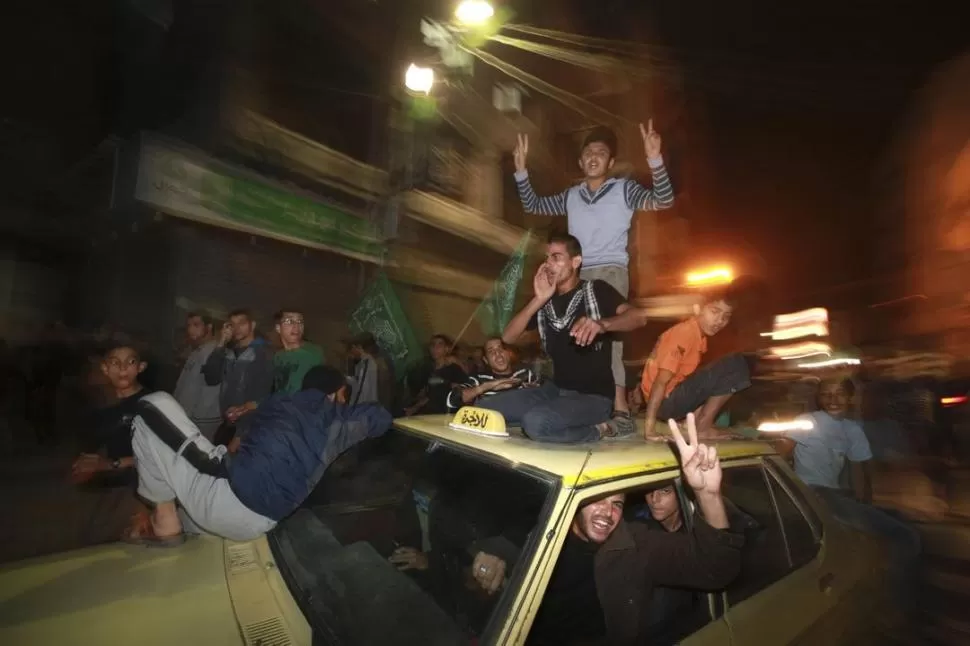 FESTEJOS EN GAZA. Miles de palestinos salieron a las calles en la franja apenas comenzó a regir el alto el fuego. REUTERS