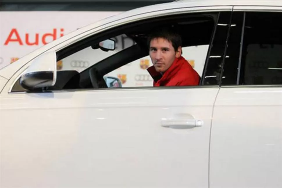 ESTRENANDO AUTO. Lionel Messi eligió el Audi Q7, que le regaló la fábrica que provee la movilidad a los jugadores de Barcelona. FOTO TOMADA DE LANACION.COM 