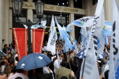 Tras la protesta, anuncian un paro en todas las sucursales de la Caja
