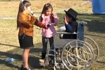 Dólares y niños en una parodia