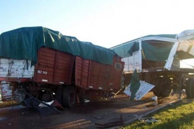 Dos muertos en un terrible choque de camiones en Córdoba