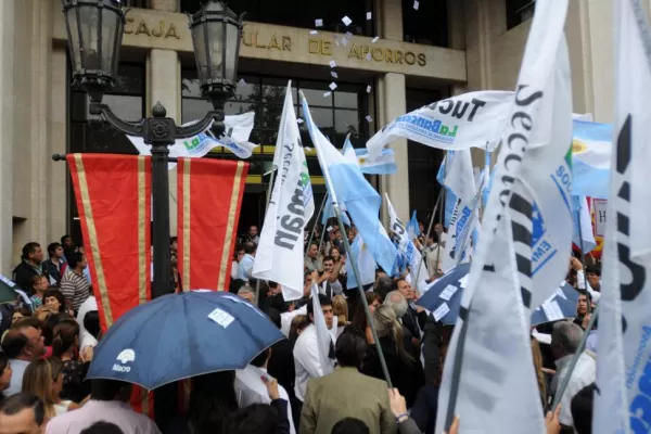 Tras la protesta, anuncian un paro en todas las sucursales de la Caja