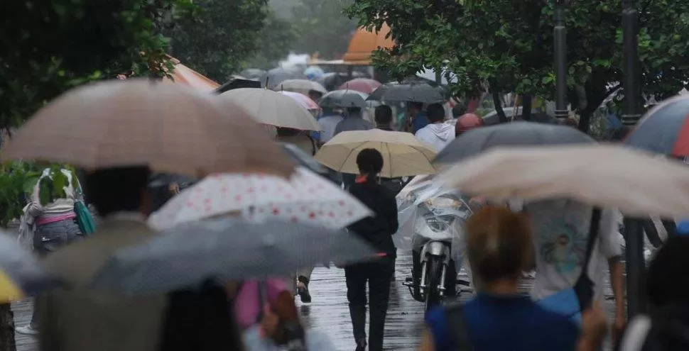 INFALTABLE. Los paraguas invaden el centro. LA GACETA FOTO DE FRANCO VERA (ARCHIVO)