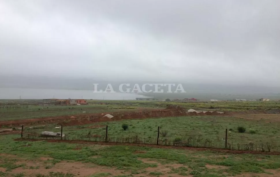 PINTADO DE GRIS. El bello paisaje de Tafí del Valle quedó oculto por las nubes de lluvia. GENTILEZA MARIA ANA PADILLA