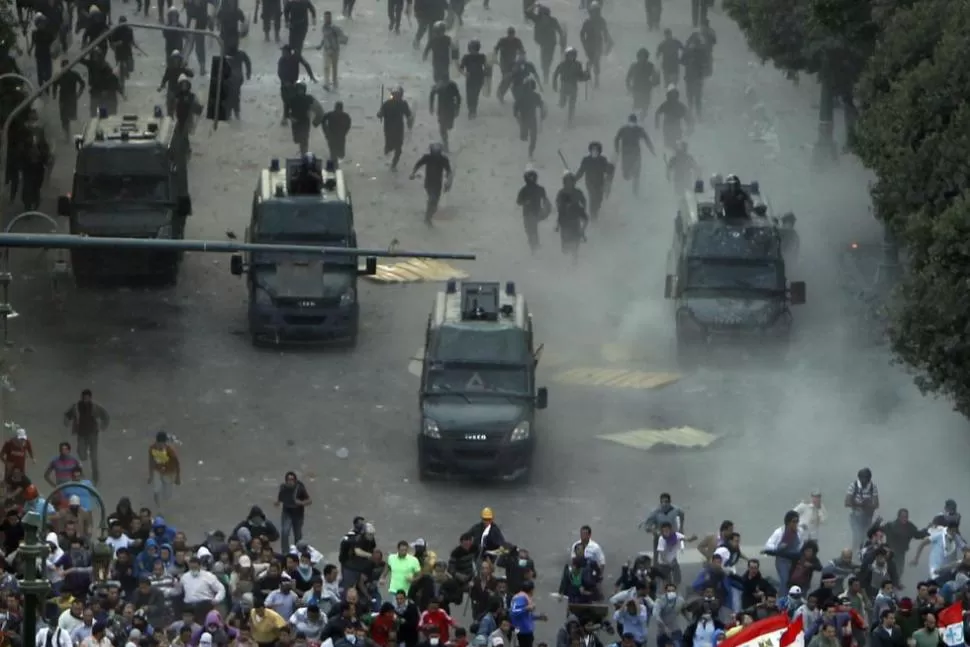 HACIA ELLOS. La Policía carga contra manifestantes anti-Morsi en la plaza de la Liberación de El Cairo. REUTERS/ MOHAMED ABD EL GHANY