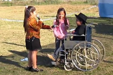 Los chicos no viven en un tupper, dijo el organizador de la obra sobre dólares y cacerolazos