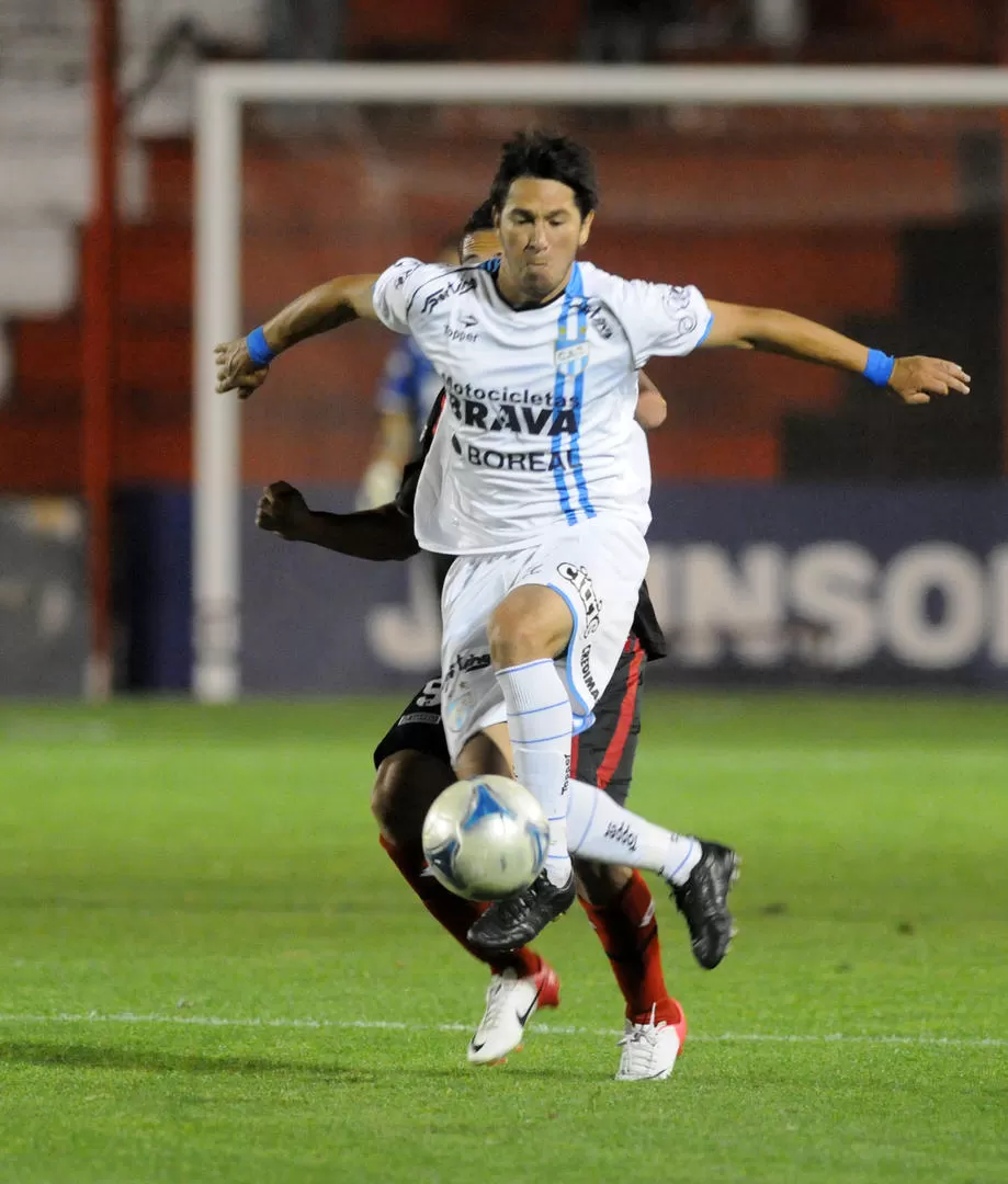 POR EL AIRE. Edgardo Galíndez controla en balón mientras un rival intenta desequilibrarlo. En Paraná hubo pocos hinchas. 