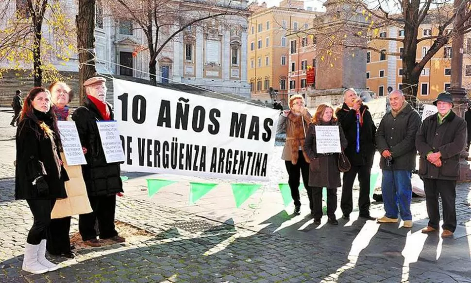 DESDE EUROPA. Algunos de los bonistas que reclaman a la Argentina son jubilados italianos. FOTO TOMADA DE CLARIN / VICTOR SOKOLOWICZ