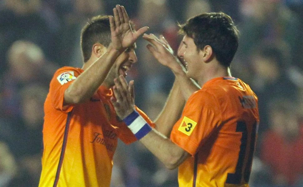 OTRA VEZ. El rosarino recibe los saludos de Jordi Alba después de anotar su primer gol ante Levante. REUTERS