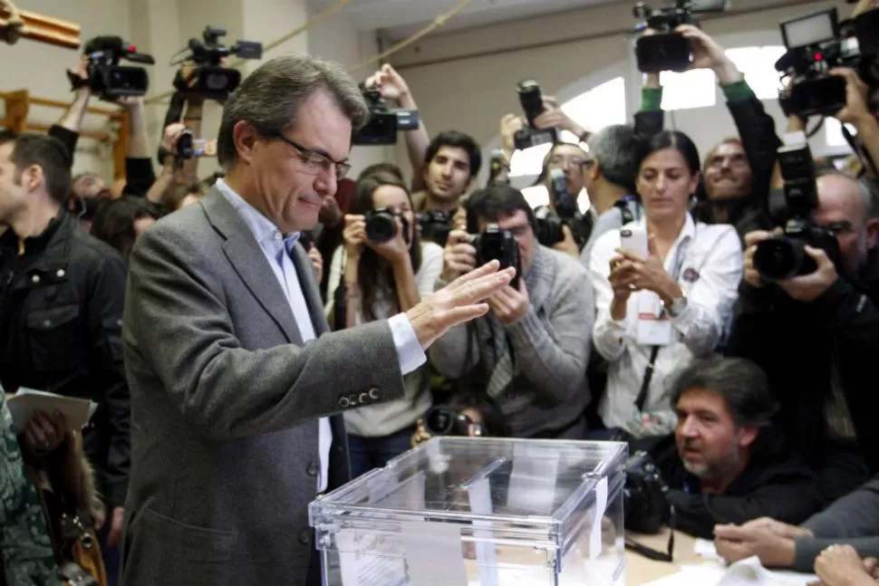 ELECCIONES. Arturo Mas, presidente del Gobierno de Catalunya, deposita su voto. REUTERS
