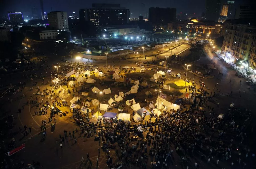 ACAMPE. Los manifestantes se instalaron en la plaza Tahrir, para protestar contra el gobierno de Mursi. REUTERS