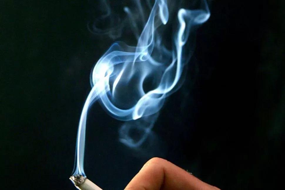 ARRUINA VIDAS. El cigarrillo sigue sumando puntos en contra. REUTERS.