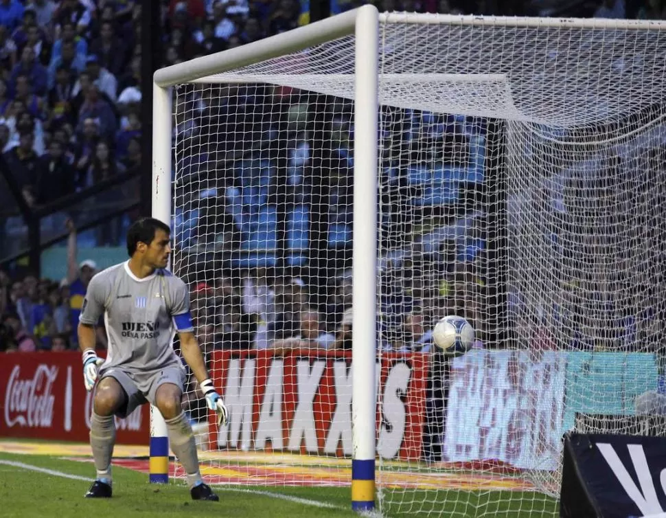 ACOMPAÑÓ CON LA MIRADA. El cabezazo de Matías Caruzzo sorprendió a Sebastián Saja. Fue el primer gol xeneize. 