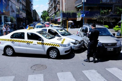 Triple choque en una esquina céntrica