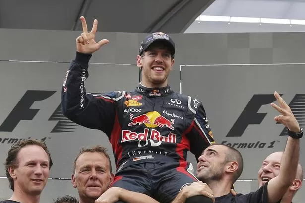 PARA LA FOTO. Vettel saluda con tres dedos, emulando sus tres títulos del mundo.