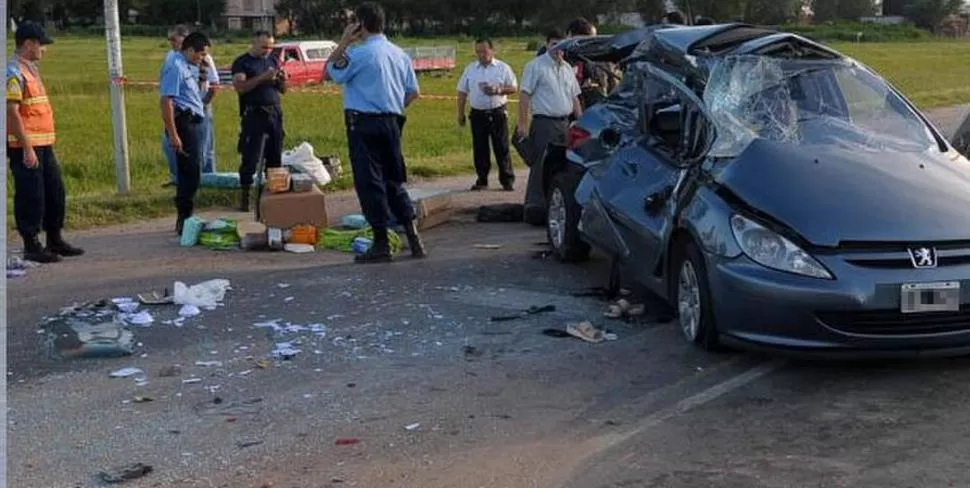 EN LOBOS. Una mujer y sus tres hijos fallecieron tras el choque en la ruta 205. DIARIOVELOZ.COM