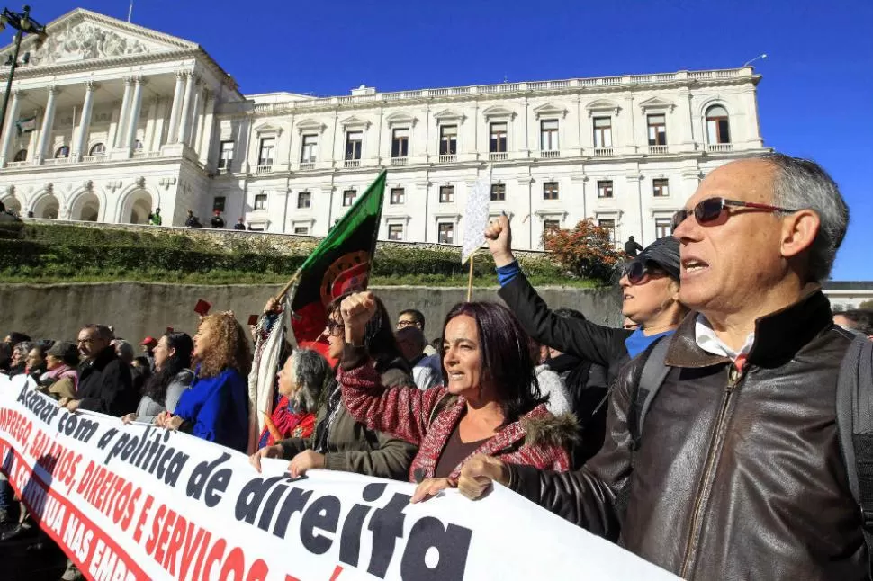 VECINOS PREOCUPADOS. Las protestas contra los ajustes se extendieron a Portugal. REUTERS