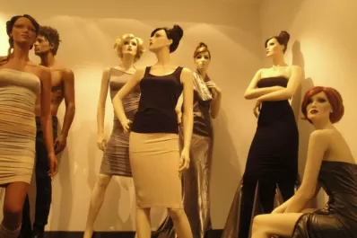 Maniquíes con cámara para reconocimiento facial analizan las reacciones de los clientes