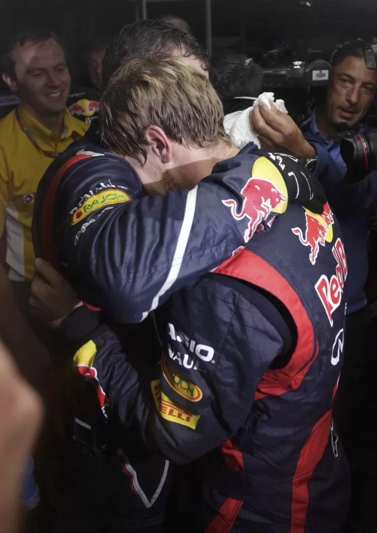 EMOCIONADO. Vettel festeja con su equipo tras la victoria. 