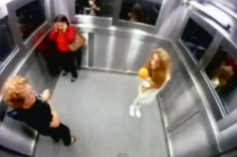 SUSTO MAYUSCULO. Cuando la luz se prende, la niña se aparece a los pasajeros del ascensor. IMAGEN DE VIDEO / YOUTUBE.COM