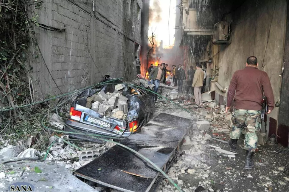 DESTROZOS. El bombardeo dejó hecho trizas un barrio. REUTERS.