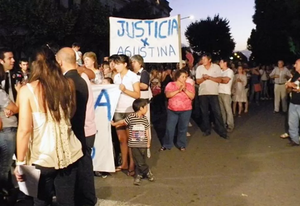 CONSTERNADOS. Los vecinos de Saladillo protestaron en las calles para exigir Justicia. FOTO TOMADA DE INFOSALADILLO.COM.AR