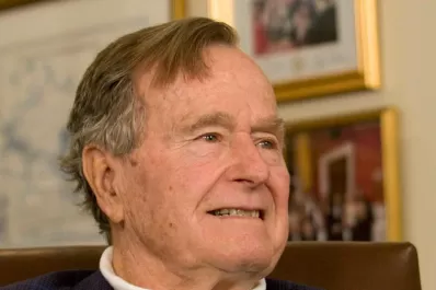 George Bush padre tuvo que ser hospitalizado