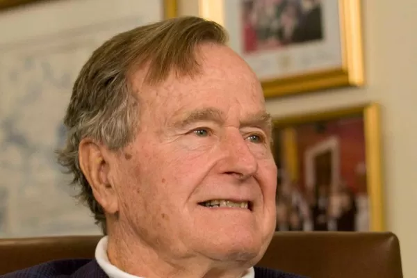 George Bush padre tuvo que ser hospitalizado