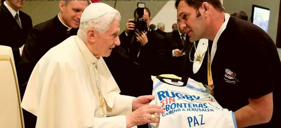 CON EL PAPA. El Papa Benedicto XVI recibe de manos del presidente de Rugby Sin Fronteras, Juan Bautista Segonds, la camiseta con la que se jugó en Jerusalén, el partido entre israelíes y palestinos. FOTO TOMADA DE RUGBYSINFRONTERAS.ORG 