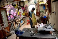 Al taller de Robles entran chatarras y salen obras de arte