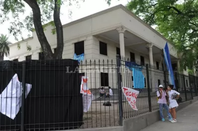 La toma en la ESEA va por su tercer día