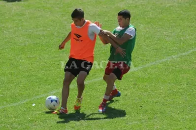 El santo se quiere defender con la pelota
