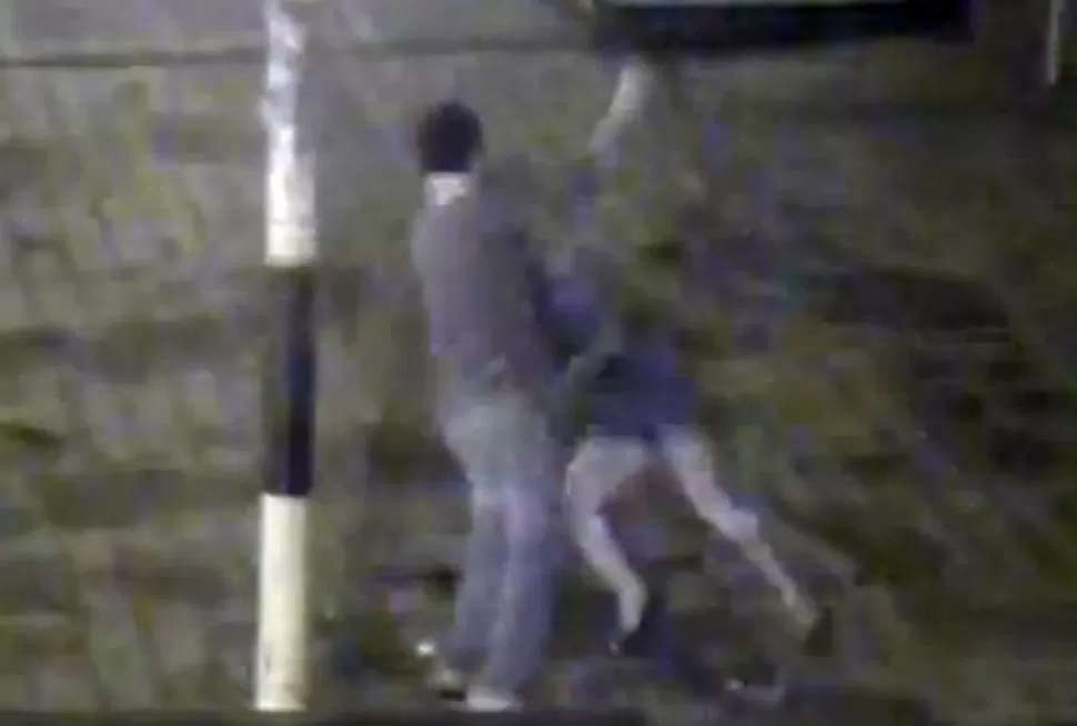 EN PLENA CALLE. El agresor golpeó a la joven de manera violenta IMAGEN DE VIDEO / YOUTUBE.COM