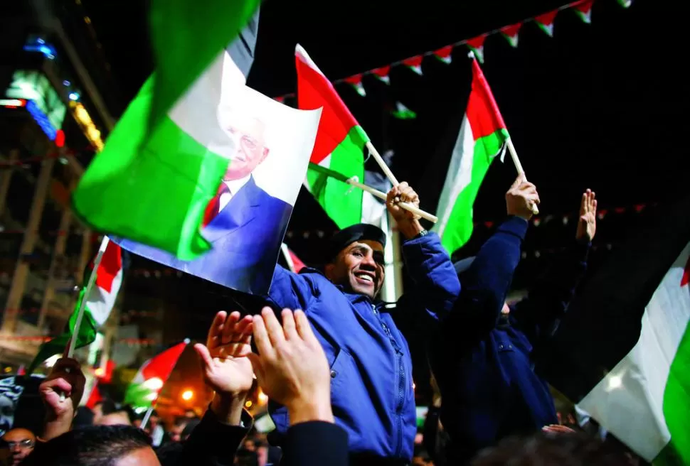EUFORIA. Palestinos festejan en la madrugada del viernes en Ramala, Cisjordania, la votación ampliamente positiva de la Asamblea de Naciones Unidas. REUTERS