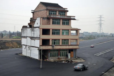 Derribaron la casa china que resistió la construcción de una autopista