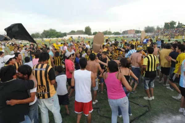 Lastenia sufrió, pero llegó a la final