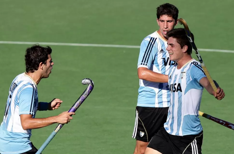 ALEGRIA. Los argentinos celebran uno de los goles en la final jugada en Quilmes. FOTO GENTILEZA DE MATIAS CORREA ARCE / PRENSA CAH