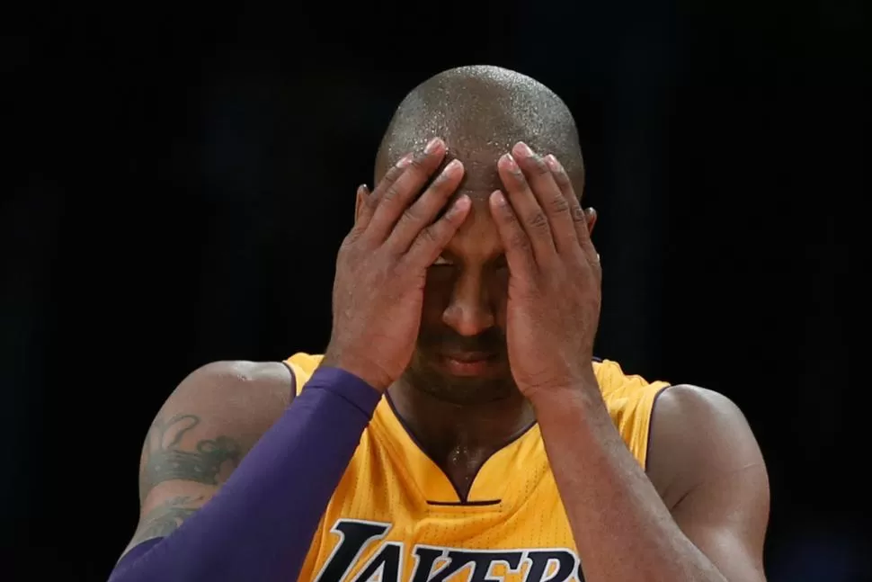 OTRA VEZ. Bryant sigue sin conseguir un compañero para sacar a los Lakers del pozo. REUTERS / ARCHIVO