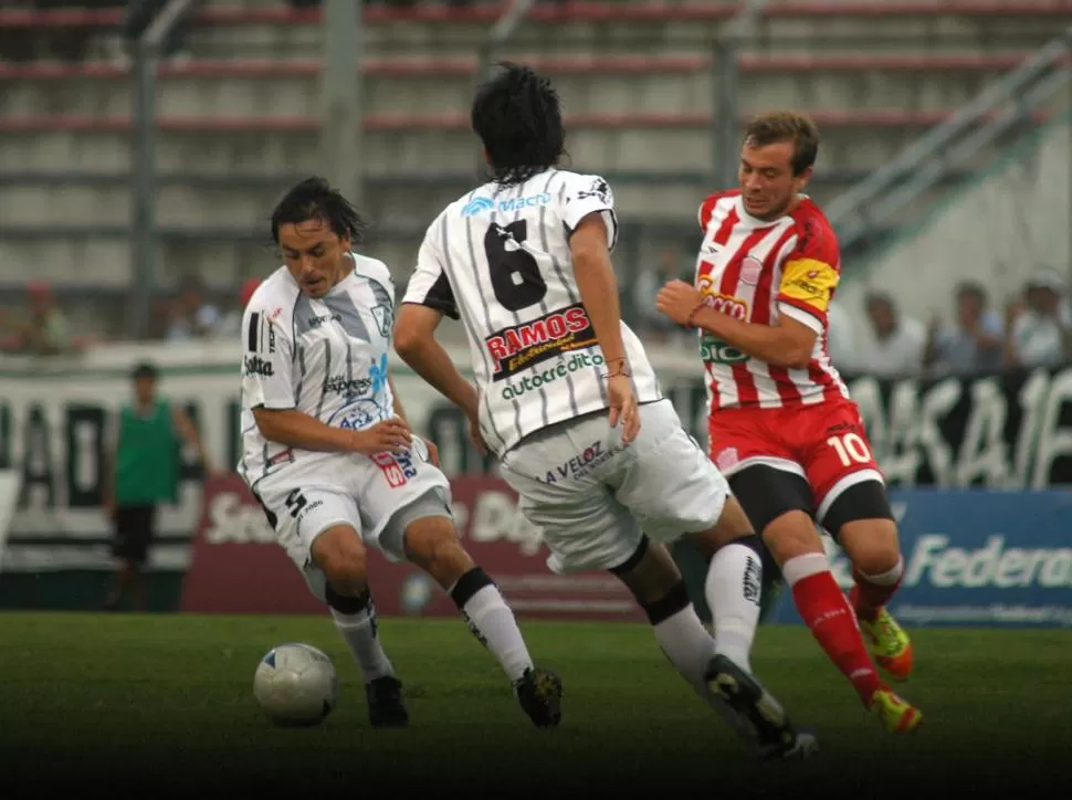 ALTERNATIVA. Ante la ausencia de Balvorín, Pato Rodríguez se vio obligado a jugar más adelantado en el campo. 