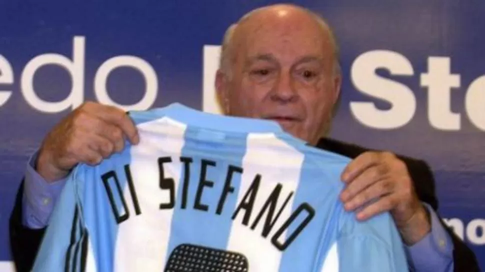 EVOCACION. Alfredo Di Stéfano debutó con la camiseta del seleccionado el 4 de diciembre de de 1947, en el campeonato Sudamericano. Hace 65 años. 