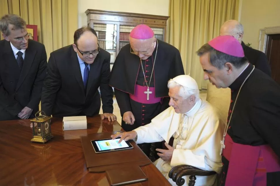 NUEVAS TECNOLOGÍAS. Desde junio de 2011, el Papa tiene una tablet. Y desde el próximo 12 tendrá también una cuenta oficial en la red Twitter. REUTERS