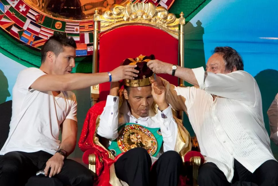 CORONACION. Sergio Maravilla Martinez, junto al presidente del CMB Jose Sulaiman, le ponen la corona de Rey del boxeo a Muhammad Ali. REUTERS