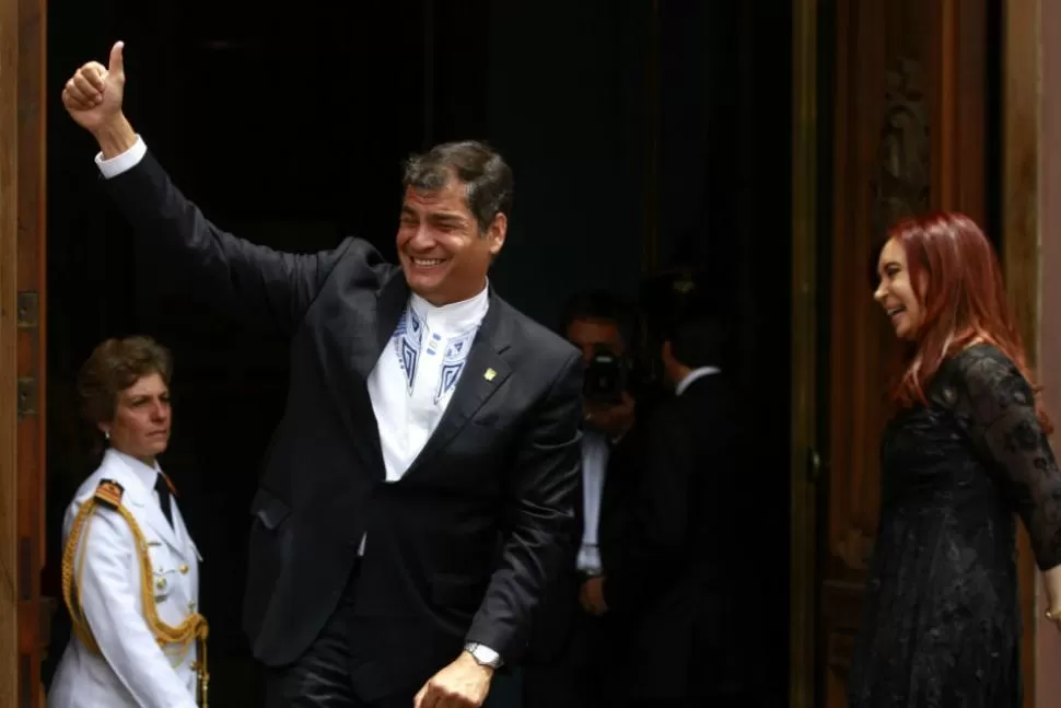 LLEGADA. La Presidenta recibió a Correa en la Casa Rosada. DYN
